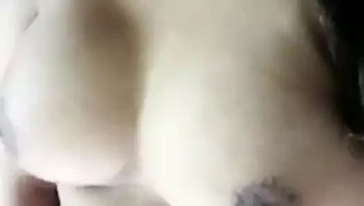 Büyük memeli sürtük boşalmanı istiyor