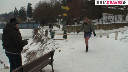 Sarışın kaltak karda şişman bir yarağa binmeyi seviyor