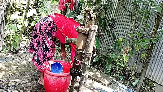 Köy üvey kız kardeşimi dışarıda banyo yaparken siktim.