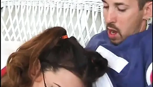 Azgın adam inek ponpon bir genç kızı kanepede sikiyor