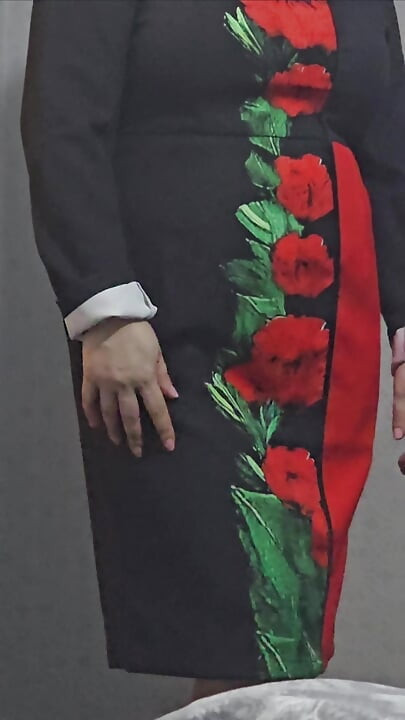 Üvey anne üvey oğlunun yarağının önünde seksi kıyafetlerini değiştirirken yakalandı