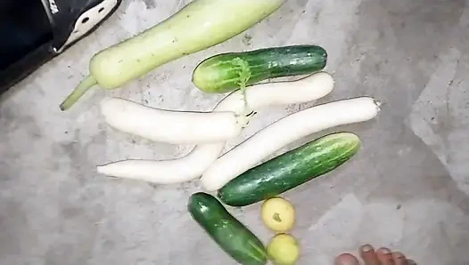 Büyük kabak. Salatalık ve limonla götümü sikiyorum. Eşcinsel vajinal seks
