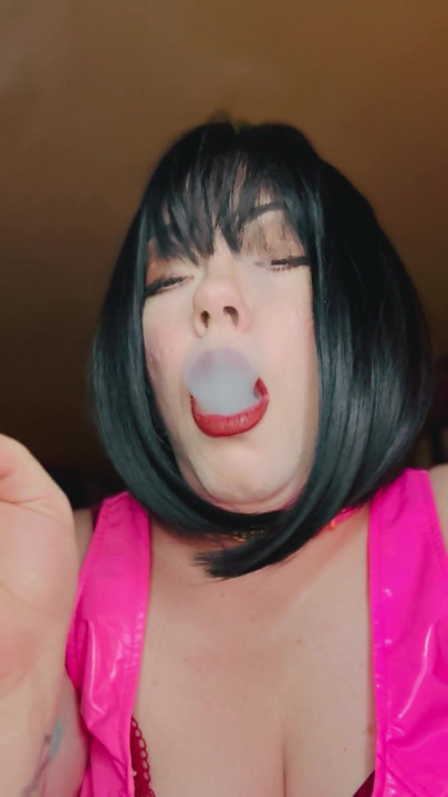 Pembe PVC ve yeni bir yaka! İri güzel kadın Tina Snua Winston Cork 10 sigara içiyor - sigara içen sigara içen parlak | Klip 1