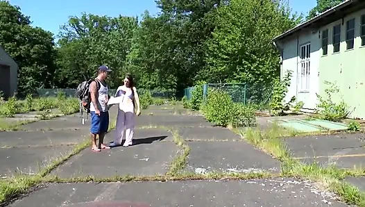 Büyük göğüsler bahçede büyük yarakla sikişiyor