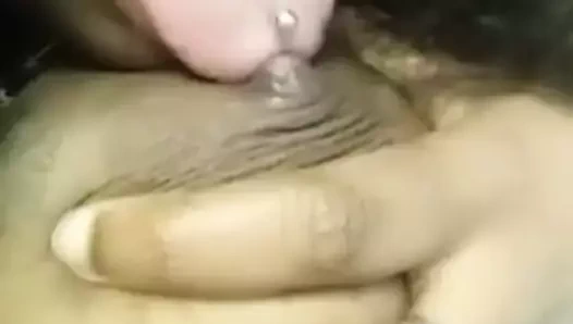 Ragazza di colore lecca il capezzolo di una sua tetta xx