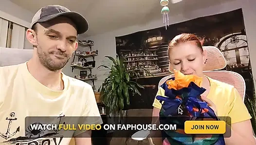 İstek Listesi Hediyeleri 9 - Kırmızı Korse Ve Siyah Vinil Elbise Kutu açılıyor Ve Mastürbasyon