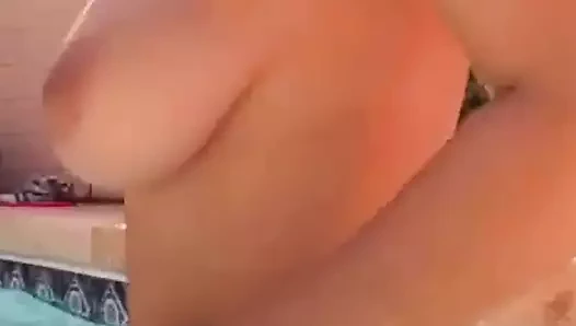 havuz başında dalga geçmek