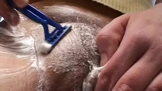 Sarışın Alman bebek ağzını dölle doldurmayı seviyor