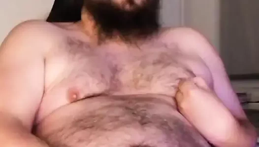 Şişman genç adam kendi kendine boşalıyor ve ne kadar şişman olduğu hakkında konuşuyor