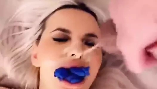 kız ile külot doldurulmuş ağız alır twinks