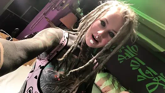 Azgın alternatif dövmeli kız seks oyuncaklarını göt tıkacıyla gösteriyor