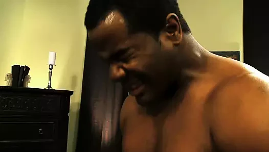 Osa Lovely tıraşlı amına derin yarak alırken sulu götünü sektiriyor