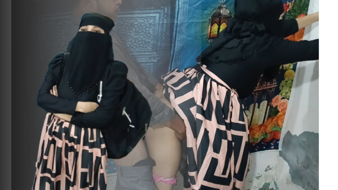 Müslüman kız elle muamele çekiyordu ve sünnetsiz bir şekilde sert sikiliyor