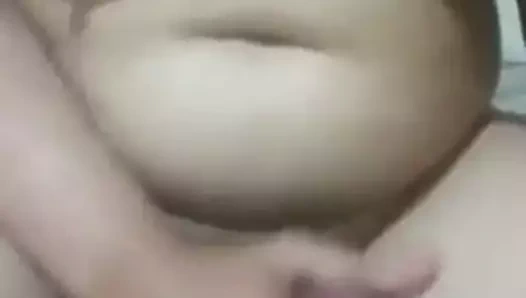 O benim horoz binmek için hazır hale getiriyor