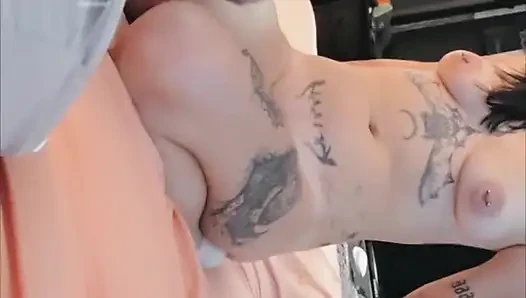 Dövmeli orta yaşlı seksi kadın en iyi oral seks