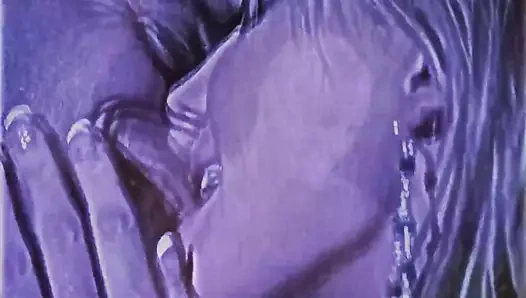 sarışın taylor havuz kenarında kaba bir sondaj sürdürür