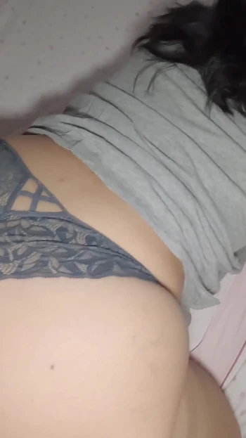 Эмоциональный момент из "Я застукаю мою возбужденную сводную сестру за просмотром порно и в конечном итоге трахает ее, чтобы она могла получить оргазм"