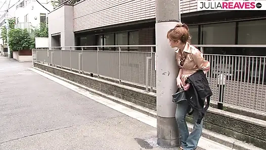 Ateşli kız boşalmak için büyük bir yarağa binmeden önce parmaklanıyor ve yalanıyor