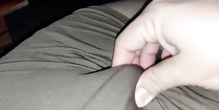 Sevimli üvey kız kardeş üvey erkek kardeşinin cep telefonunda porno izlerken suçüstü yakalandı yakın çekim tıraşlı amcık sikişi