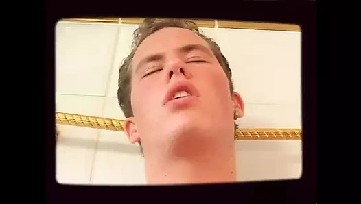 İki sürtük orta yaşlı seksi kadının televizyonunda porno genç büyük yarakla sikiliyor ve ağzına boşalıyor