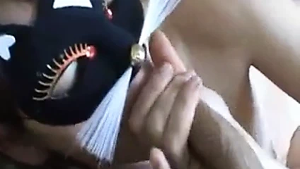 Kedi kadın sütünü istiyor