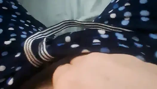 Evli kadın azgın uyanıyor ve amına dokunuyor