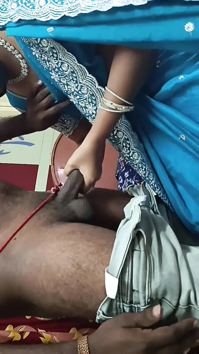 Hintli öğretmen teyze sesli sikişiyor