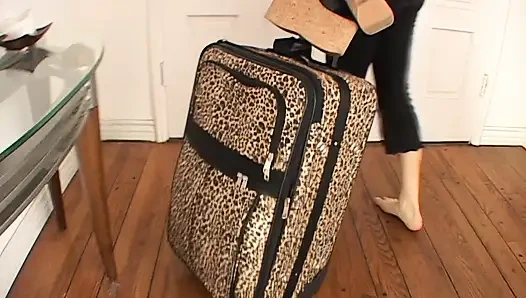 Ateşli esmer büyük siyah yarağı emiyor ve biniyor