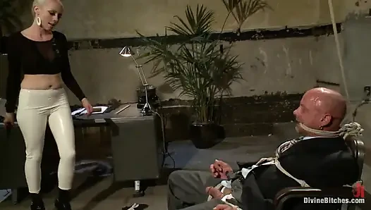 Yarağın zindanımda seni dezavantajlı bir duruma sokuyor