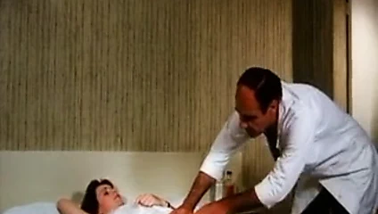 Doktorun büyük göğüsleri var