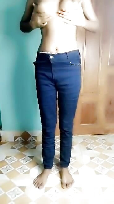 Bangladeşli ateşli seksi ince kız senin için soyunuyor