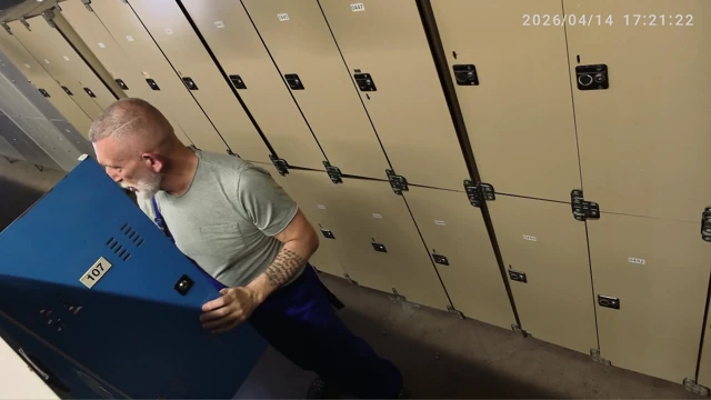 Üvey baba soyunma odasında bir sporcuyu sikerken yakalandı