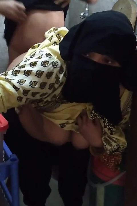 Komşu yemek pişirirken Tamil Müslüman ateşli teyzeyi sikiyor - Hintli seks