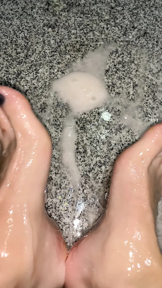 Ayaklarımda yapışkan şeyler