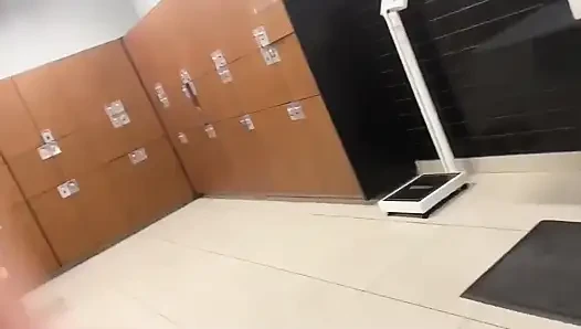 İri güzel kadın spor salonu banyosunda gösteriliyor - Mary Jhuana