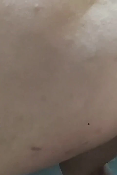 Beni ıssız bir yerde sikiyor ve beni bir fahişe gibi sikiyor, bir jet spermle götümü su basıyor.