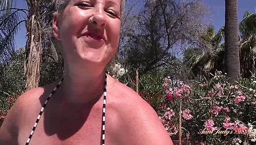 Meeting Hot Mature MILF Maggie Moon at the Hotel Pool
