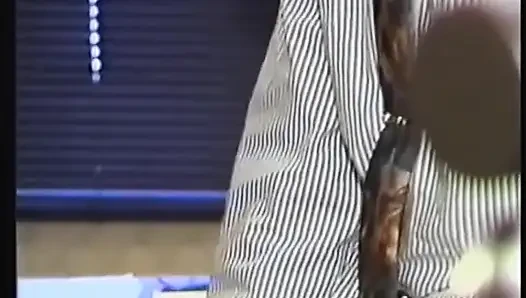 Seksi sekreter götünü iki büyük yarakla sikiyor ve içine ve yüzüne boşaltıyor