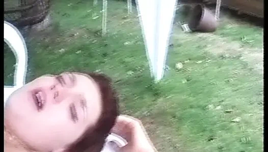 Alman sürtük sıkı anal deliğini sikiyor