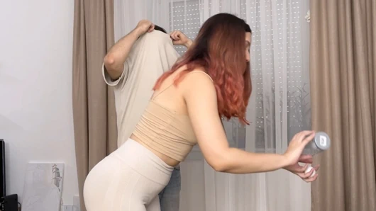 Bu telaş verici striptiz içinde top oyunu ve zevki atıyor!