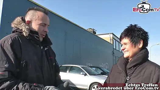 Yaşlı Alman ev hanımı sokakta seks hakkında soru sordu