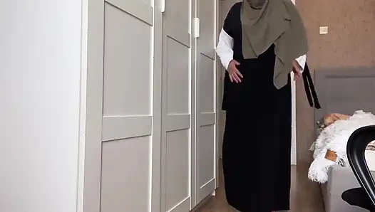 Külotsuz tesettürlü Suriyeli sürtük klitorisini okşuyor yakın çekim