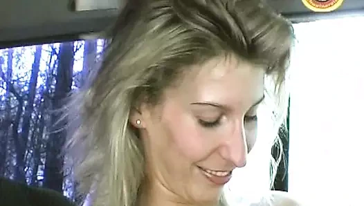 Almanya'dan çarpıcı sarışın bebek cam yarakla oynuyor