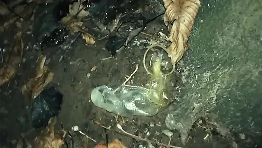 Orta doğulu adam kullanılmış prezervatife boşalıyor