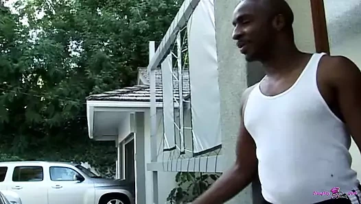 Janae Foxx yaramaz anal üçlü grup seks fantezisini gerçekleştirmek için iki büyük memeli zenci nakliyeciyi baştan çıkarıyor