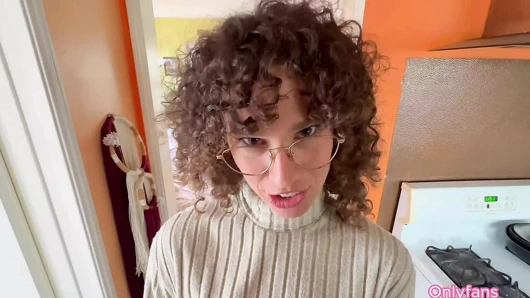 Kahve dükkanından bir hayranı sikiyorum ve prezervatifi çıkarıyorum