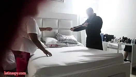 Büyük doğal memeli hizmetçi patron odasında sikiliyor bölüm 2