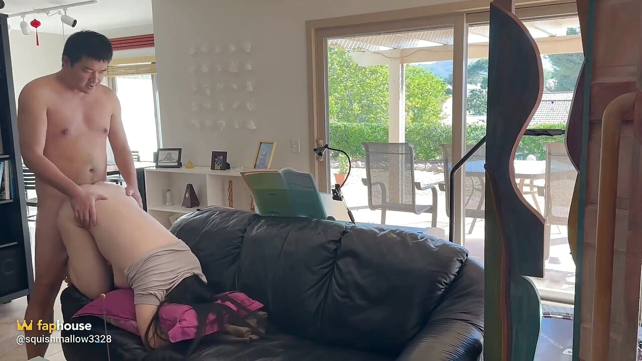 Büyük götlü Çinli tanrıçamı tatil köyünde domaltarak sikiyorum