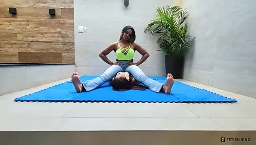 Göğüse oturma - güçlü bacaklar ve kaslar Lebian dövüş kızları