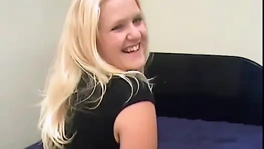 Şişman orta yaşlı seksi kadının amının içinde büyük bir siyah yarağa ihtiyacı var